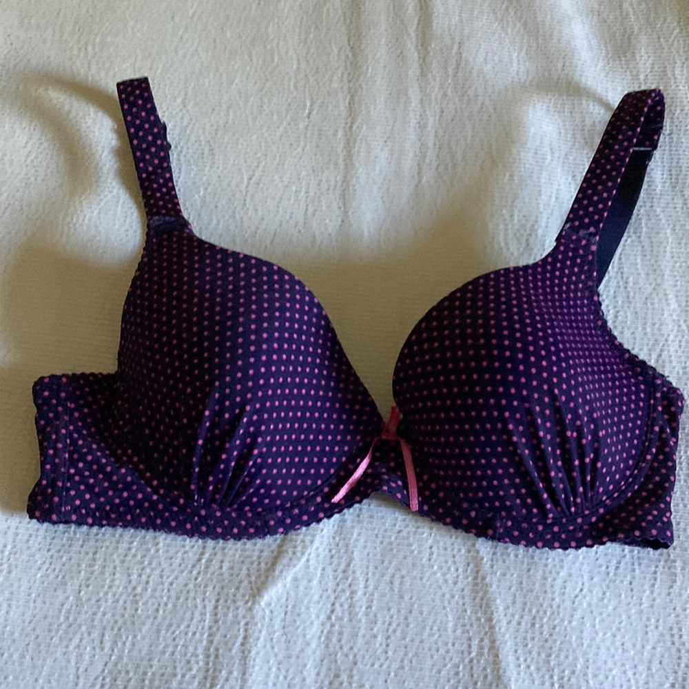 Queen blue with pink polka dots. Underwire and light padding. 34D.